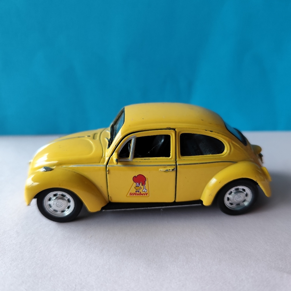 1997 St. Hubert Chicken Restaurant CANADA Volkswagen Yellow Beetle Metal 1:34